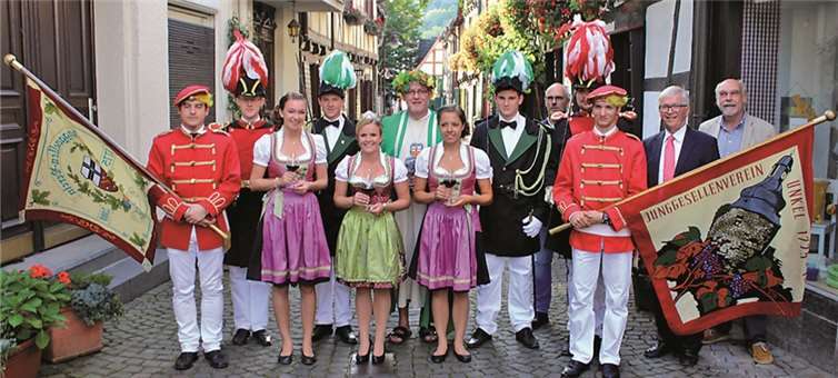 Gleich sechs Offiziere der Junggesellenvereine sorgen zusammen mit Bacchus für die Sicherheit der neuen Burgundia und ihrer Weinprinzessinnen. Stadtbürgermeister Gerhard Hausen und Oliver Bremm stellten Johanna I. und die Weinprinzessinnen Klara und Melanie vor. DL