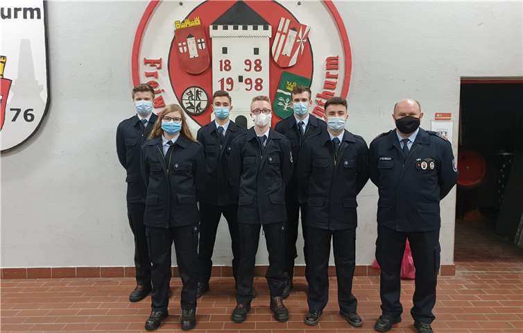 Gleich sechs neue Feuerwehrmitglieder können mit dem erfolgreich bestandenen Truppmann Teil 1-Lehrgang in den aktiven Einsatzdienst. Wehrführer Norbert Fachbach (li.) gratuliert. Foto: privat