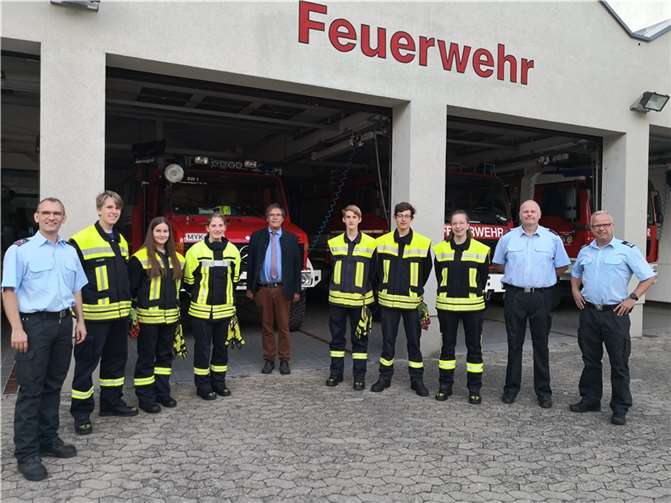 Gleich sechs neue Mitlieder wurden in die Feuerwehr aufgenommen und von Bürgermeister Klaus Bell (5.v.l.) im Beisein von Wehrleiter Jörg Schrömges (r.), Wehrführer Dirk Schwindenhammer (l.) und stv. Wehrführer Markus Kirsten (2.v.r.) verpflichtet: Aaron Röder (v.l.), Julia Wendling, Victoria Miltz, Maximilian Miltz, Jonathan Sonnleitner, Sarah Baumgarten.Fotos: Feuerwehr Plaidt