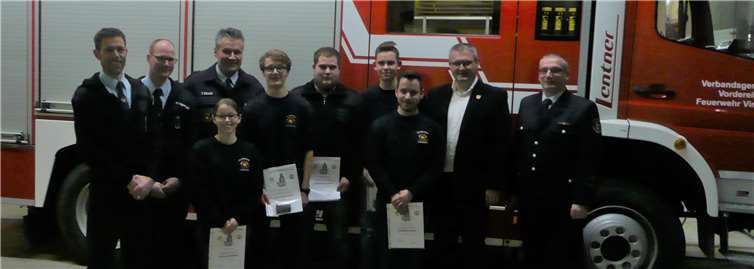 Gleich vier Kameraden sowie eine Kameradin wurden in den Dienst der Feuerwehr aufgenommen.Fotos: privat