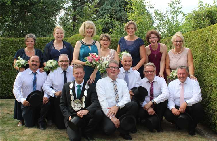 Gleich von sechs Ehrenpaaren ließen sich Markus und Andrea Winkelbach als Bürgerkönigspaar umsorgen. DL