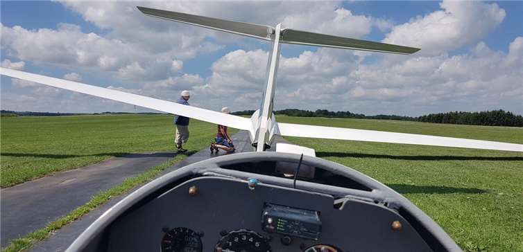 Gleich wird Tom Hoffmann mit der ASK 18 zu einem Streckenflug abheben.