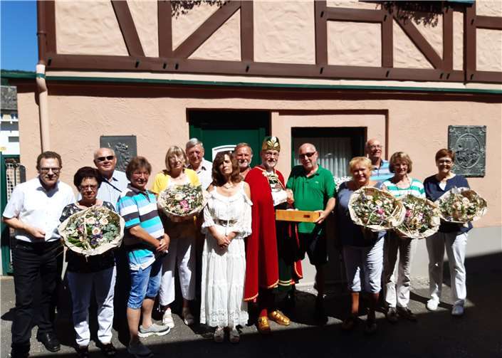 Gleich zehn Stammgäste, die seit dem Eröffnungsjahr regelmäßig ihren Urlaub in der Pension verbringen, trafen sich am in Ahrweiler um gemeinsam mit den Eheleuten Küpper den Anlass gebührend zu feiern. Foto: Ahrtal-Tourismus Bad Neuenahr-Ahrweiler e. V.