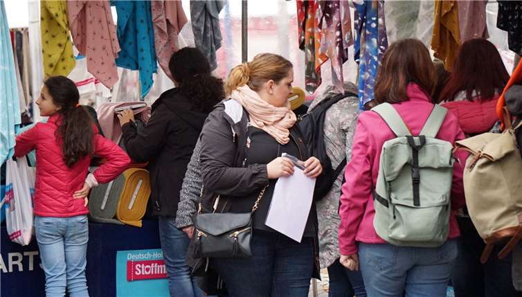Gleich zu Eröffnung des Stoffmarktes herrschte an den Ständen reger Andrang.