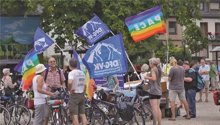 Gleich zwei Friedens-Fahrradtouren trafen mit wehenden Fahnen in Cochem zu einer Anti-Kriegs-Kundgebung zusammen.