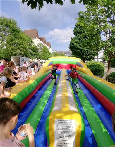 Gleich zwei Hüpfburgen (hier mit amüsantem Bungee-Wettrennen) begeisterten die jungen Besucher.