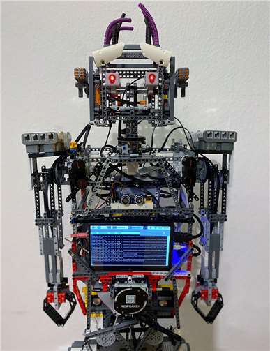 Gleich zwei Projekte mit dem selbst konstruierten Lego-Roboter NOVERO 4.0 wurden mit Preisen ausgezeichnet.Foto: Marius Trzaski