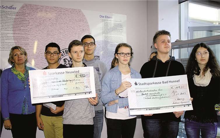 Gleich zwei Schecks konnte Rita Kurth für die namibische Schule in Empfang nehmen.DL