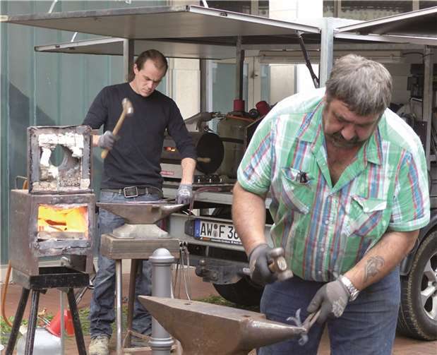 Gleich zwei Schmiede zeigten ihr Arbeit, sie fertigten kleine Kunstwerke aus glühendem Eisen.