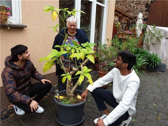 Gleich zwei Studenten, Girish Iysurey und Iqbal Aburaida, leben bei Frau Dötsch in Koblenz-Bubenheim und unterstützen sie bei vielfältigen Aufgaben im Alltag. Quelle: Studierendenwerk Koblenz