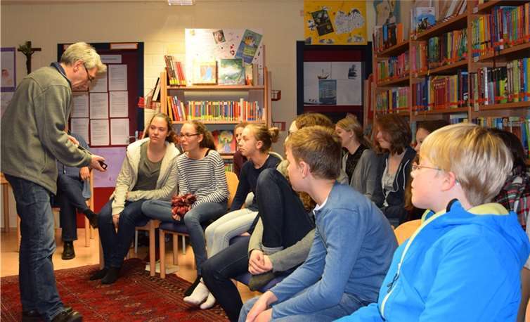 Gleich zwei seiner Bücher stellte der Bonner Autor Markus Stromiedel den Kindern und Jugendlichen vor. privat