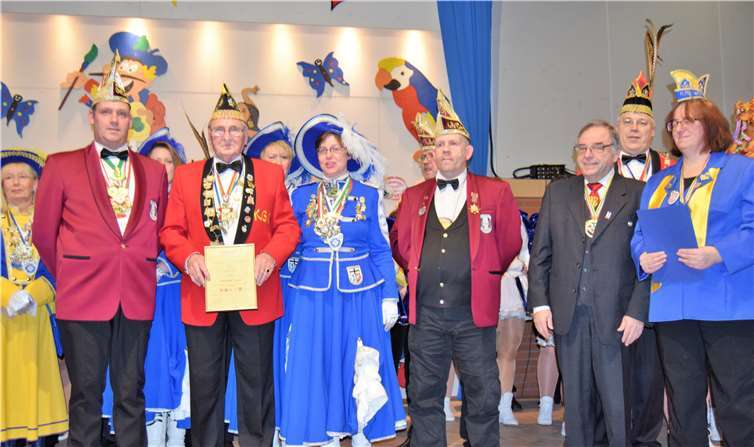 Gleich zwei verdient Karnevalisten konnten zu Beginn der Oberdreeser Sitzung geehrt werden (v. l.):Jörg Orth vom Festausschuss Rheinbacher Karneval mit Manfred Haut, der den diesjährigen FRK-Orden erhielt, Sigrid Wiersberg, Frank Hartmann und Gottfried Gratzfeld, der Carola Scherer im Namen des Bundes Deutscher Karnevalisten mit dem Verdienstorden in Bronze auszeichnete.  EICH
