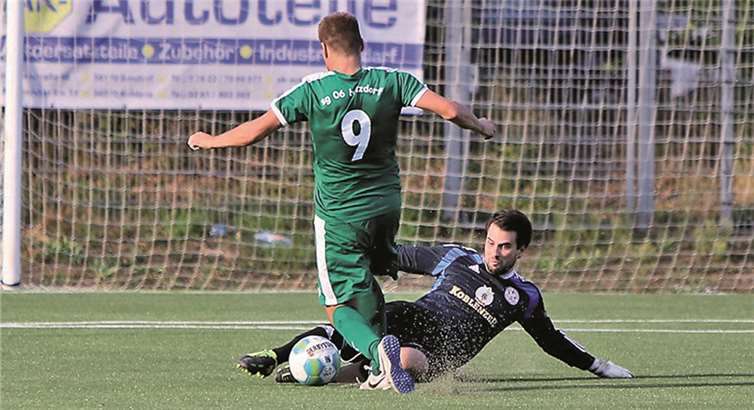 Gleich zweimal konnte sich der Betzdorfer Mike Brado (Nr.9) gegen RW Keeper Tobias Oost. So siegte der Oberligaabsteiger ab Oberwerth mit 3:2. TH