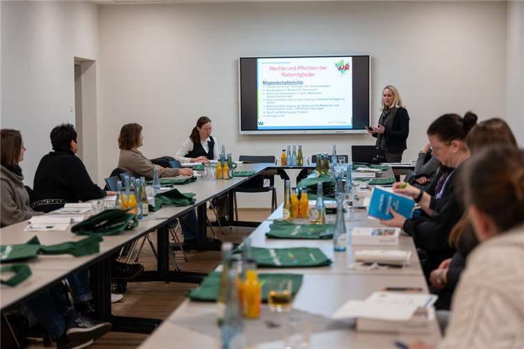 Gleichstellungsbeauftrage des Landkreises Neuwied, Daniela Kiefer und Büroleiterin der Neuwieder Kreisverwaltung, Diana Wonka, vermittelten den interessierten Ratsfrauen wichtiges Know-how für ihr politisches Engagement.  Foto: Martin Boden – Kreisverwaltung Neuwied