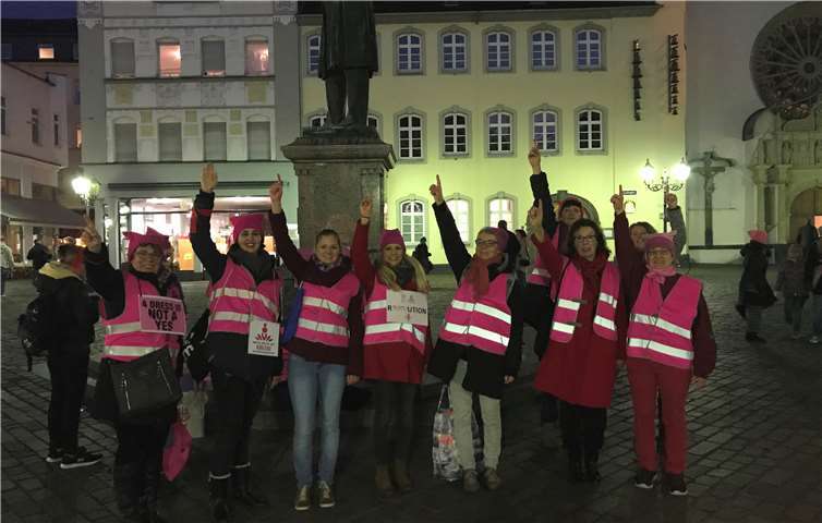 Gleichstellungsbeauftragte Alice Berweiler-Kaufmann (Dritte von rechts) mit einigen Teilnehmerinnen aus dem Kreisgebiet beim One Billing Rising.Foto: Rhein-Lahn-Kreis