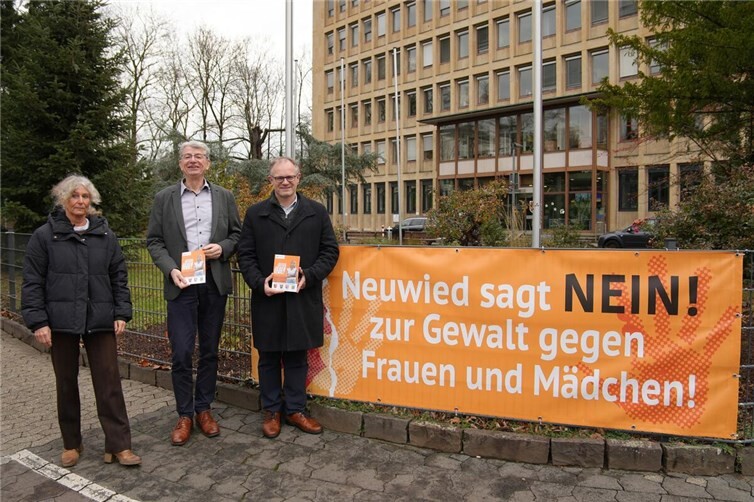 Gleichstellungsbeauftragte Astrid Thol, Beigeordneter Ralf Seemann und Oberbürgermeister Jan Einig beim Aktionsbanner auf der Engerser Landstraße.  Foto: Melanie Lange