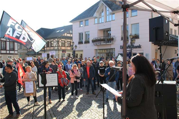 Gleichstellungsbeauftragte Rita Gilles rief den Bürgern zu: „Wir Frauen können mächtig sein, denn wir sind in der Mehrheit. Auch an den Wahlurnen.“ Foto: GS
