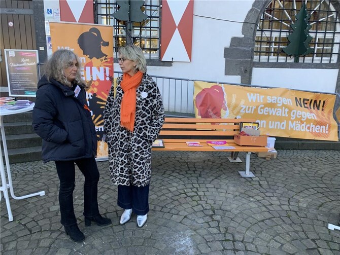 Gleichstellungsbeauftragte und Initiatorin Astrid Thol und Eva Maria Dech von der katholischen Kirche wissen nur zu gut, wie ernst die Lage für viele Frauen und Mädchen ist.