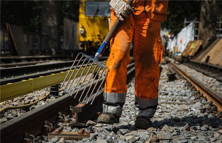 Gleisbauer arbeiten an den Verkehrswegen von morgen. Durch die wirtschaftlichen Folgen der Corona-Pandemie könnten nun wichtige Zukunftsinvestitionen auf der Strecke bleiben, warnt die Gewerkschaft IG BAU.Foto: IG BAU