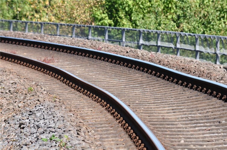 Gleisverwerfungen sind der Grund für die Vollsperrung.