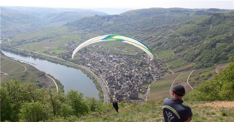 Gleitschirmpilot im freien Flug. Privat