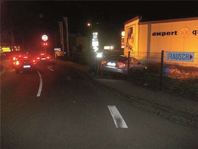 Glimpflich ging dieser Unfall in Bad Breisig aus, bei der ein PKW von der Straße abkam und einen Zaun durchbrach. PI Remagen