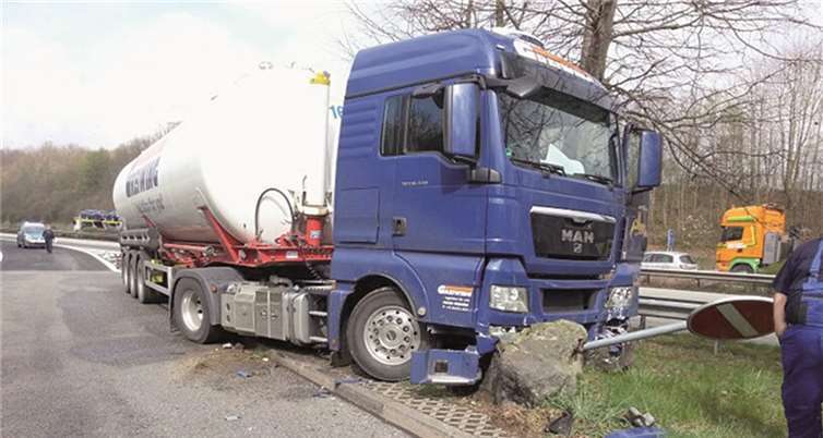 Glimpflich verlief ein Unfall auf der A61 in Höhe des Autobahnparkplatzes Hassel, bei dem die Zugmaschine des LKW dennoch einen Totalschaden erlitt. privat