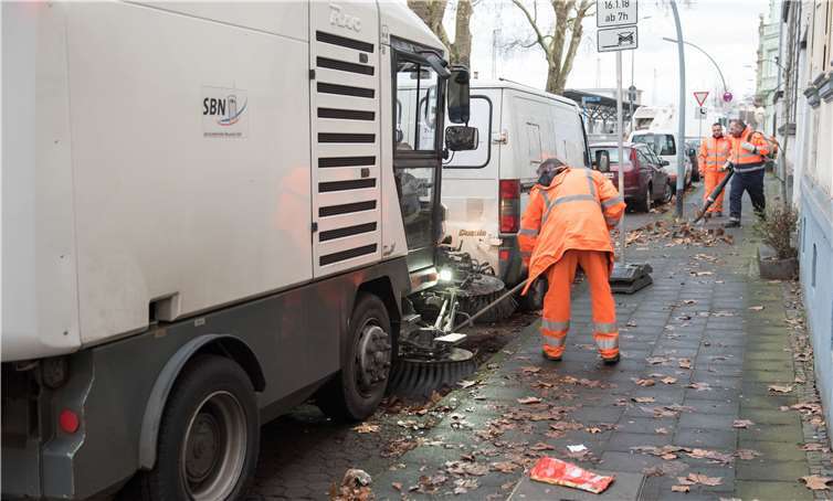 Glitschiges Laub, Schmutz und anderer Dreck werden bei den Zusatzschichten der SBN entfernt. In den Parkstreifen ist das nicht immer einfach, wie das Beispiel in der Augustastraße zeigt: Trotz Parkverbots versperren Autos die Flächen, die gereinigt werden sollen.  SBN
