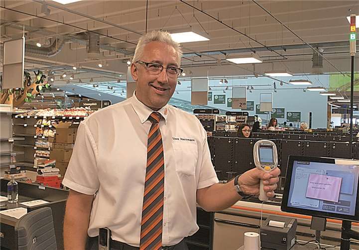 Globus Geschäftsleiter Uwe Herrmann zeigt hier einen der 50 Scanner des „Scan&Go“ des neuen Kassiersystems.