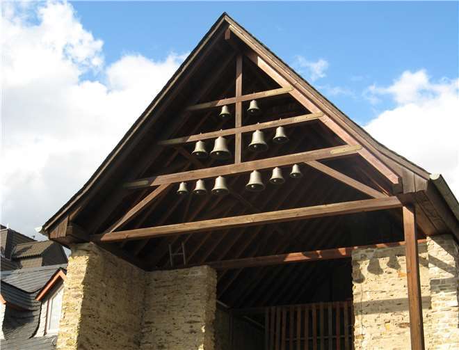 Glocken im historischen Gebälk der Scheune am Restaurant „Die Traube“. Foto: privat