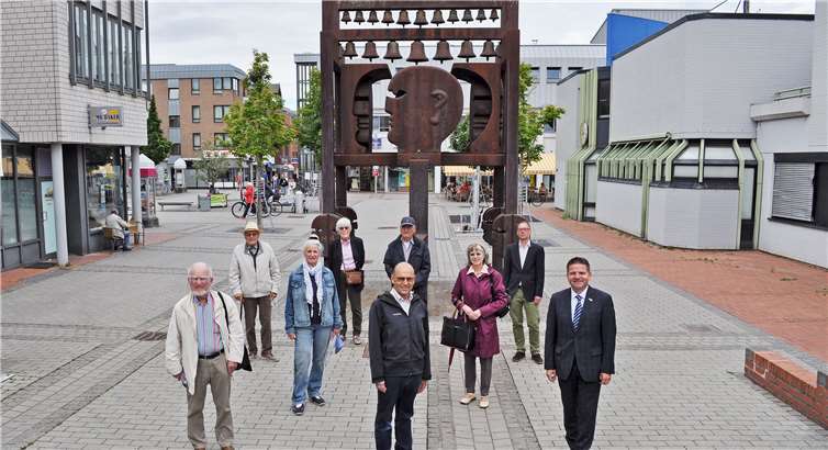 „Glockenspiel kann Beethoven“- vor Ort lauschten den Klängen von Beethoven: Irene Krüger (3.v.r.), Holger Jung (r.), Meinolf Schleyer (l.), Stadtarchivar Dr. Andreas Jüngling (hinten r.) und Vorstandsmitglieder des Meckenheimer Heimatvereins. Foto: Stadt Meckenheim