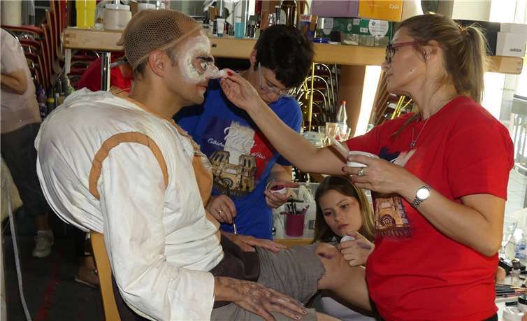 Glöckner Quasimodo (Stefan Gasser) befindet sich in den versierten Händen der Maskenbildnerinnen.