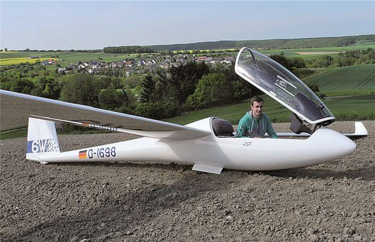 Glück im Unglück: Der Pilot konnte seinem Flugzeug wohlbehalten entsteigen. privat