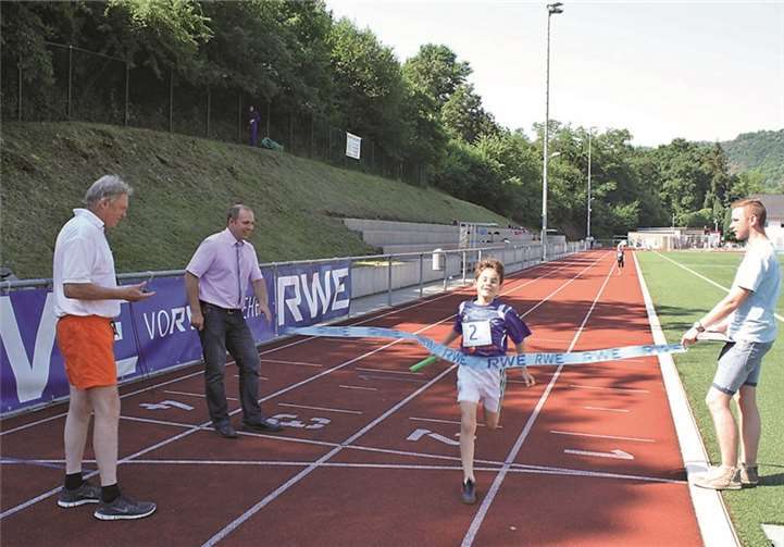 Glücklich als Erster im Ziel angekommen. Trotz hochsommerlicher Hitze zeigten die Läuferinnen und Läufer ansehnliche Zeiten.