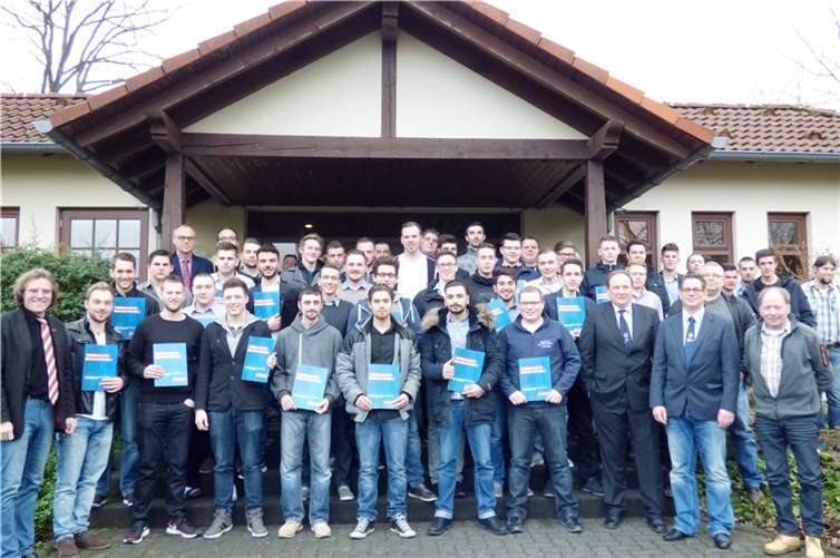 Glücklich, endlich den begehrten Gesellenbrief in Händen zu halten: 40 Jung-Gesellen im Heizungs- und Klimatechnikhandwerk mit Obermeister und Mitgliedern des Prüfungsausschusses auf der Terrasse des Hotels „Sonnenhof“ in Weyerbusch.Hans Hartenfels
