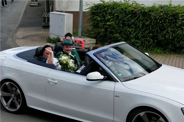 Glücklich fuhr das langjährige Paar vor der Kirche in Villip vor.