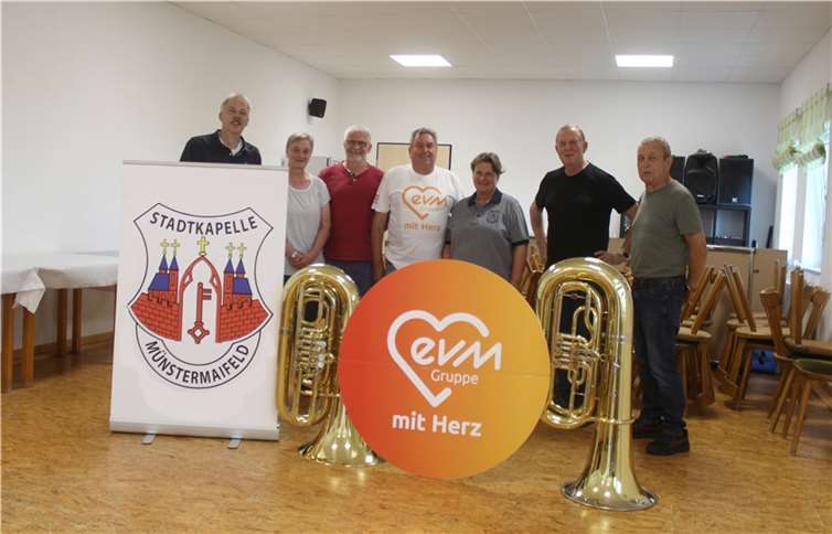 Glücklich im neu sanierten Proberaum: Die ehrenamtlichen Helfer zusammen mit Alfons Bast, der dank seines ehemaligen Arbeitgebers evm-Gruppe 1.000 Euro für das Projekt beitragen konnte.  Foto: Hartmut Hahn