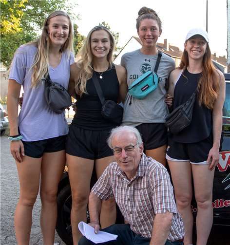 Glücklich in Neuwied angekommen: (v.l.) Rachel Joy Anderson, Isabelle Richmond Marcinak, Amanda Joanne Brown, Anna Marie Church. VCN-Vorsitzender Raimund Lepki (kniend) freut sich sichtlich über dieses tolle Geburtstagsgeschenk. Foto: Eckhard Schwabe