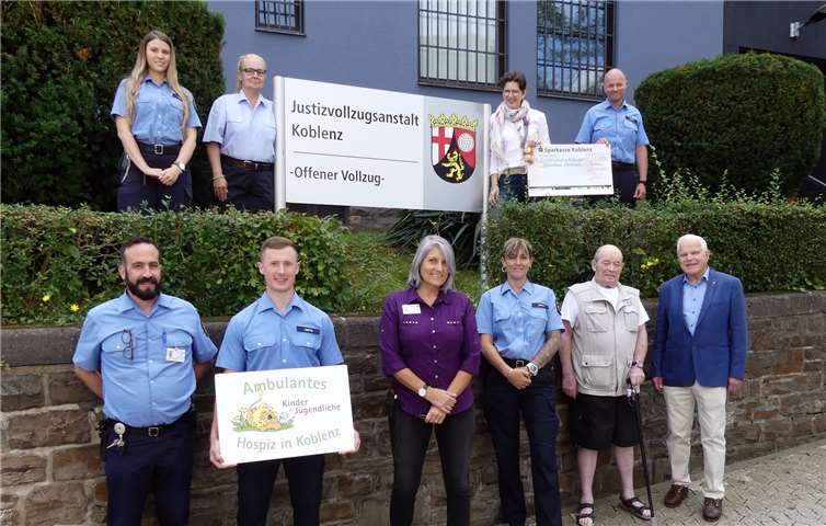 Glücklich konnte der Scheck überreicht werden. Foto: Koblenzer Hospizverein e.V.