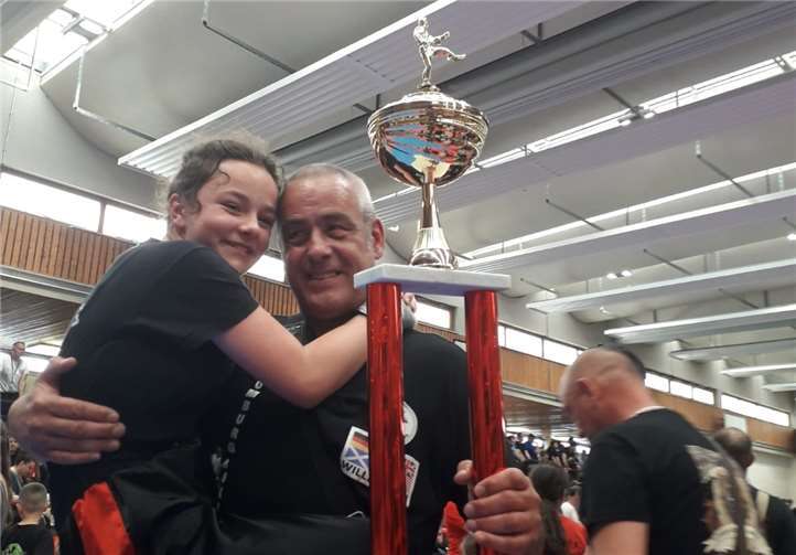 Glücklich mit Pokal nach dem Finalkampf.