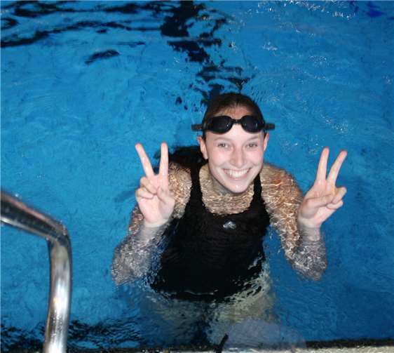 Glücklich nach dem Erfolg. Annabelle Borns von der DRK-Wasserwacht Cochem holte sich einen unangefochtenen Sieg über die 50 Meter-Strecke.