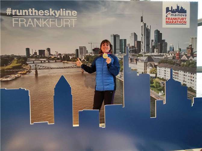 Glücklich nach ihrem erfolgreichen Marathon mit persönlicher Bestzeit strahlt Saskia Alflen.  Foto: Johannes Welter