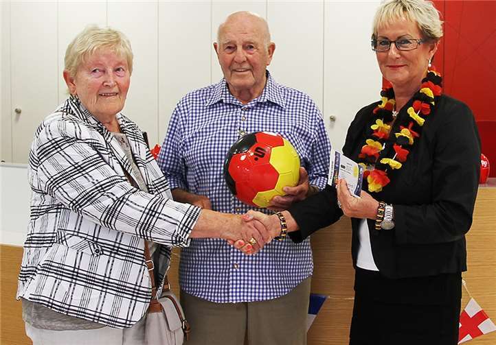 Glücklich nahmen die Eheleute Margot und Alois Ulrich (von links) zwei Eintrittskarten für das Achtelfinale der Fußballeuropameisterschaft in Lillie aus den Händen von Isolde Sebastian, Mitarbeiterin der Sparkassenfiliale in Ahrweiler (r.), entgegen.Kreissparkasse Ahrweiler