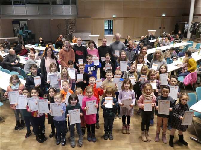 Glücklich nahmen die Sportler und Sportlerinnen ihre Auszeichnung entgegen.  Foto: privat