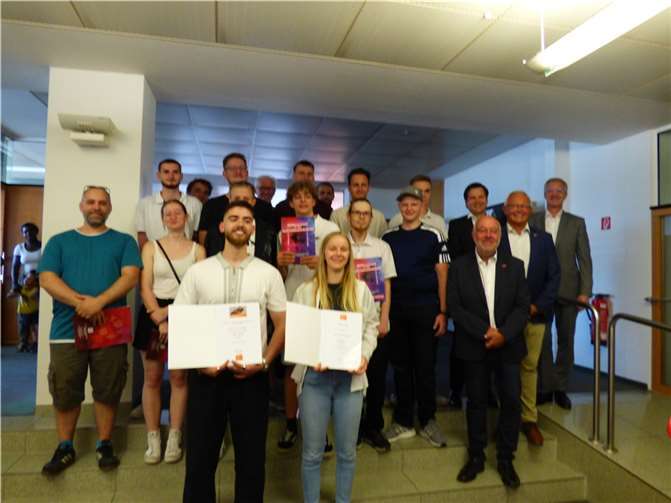 Glücklich präsentieren sie das Zertifikat ihrer beruflichen Reife, den Gesellenbrief, in der Mitte die Besten: Victoria Hayward und David Carol Paul. 14 Junghandwerker der Schreinerinnung Neuwied mit ihrem Obermeister Norbert Dinter (g.r.) nach bestandener Prüfung.  Foto: Hans Hartenfels