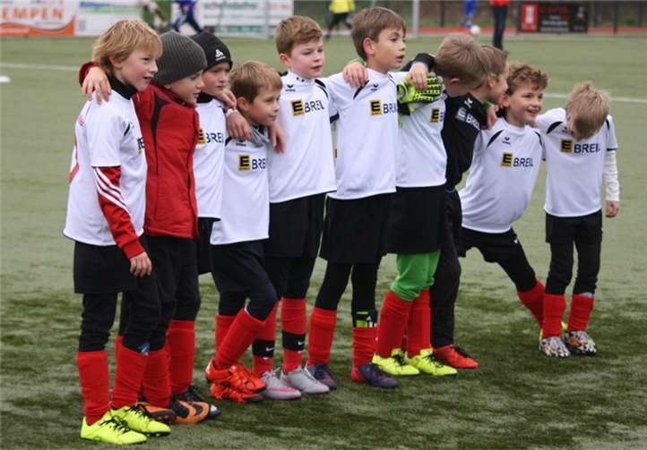 Glücklich präsentierten sich die Junioren nach dem gewonnenen Spiel.privat