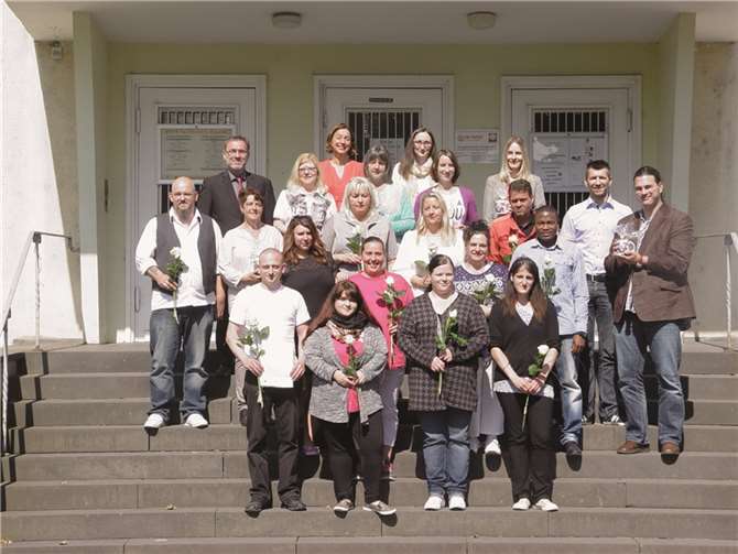 Glücklich sind die zwölf Teilnehmerinnen und Teilnehmer über ihren erfolgreichen Abschluss. Acht haben bereits einen Ausbildungsvertrag, drei eine Zusage und eine beginnt ein Freiwilliges Soziales Jahr. Drei Teilnehmer erlangten zusätzlich den Hauptschulabschluss. E.T. Müller