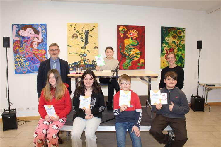 Glücklich strahlt die lesegewandte Siegerin Emilia Kleemann vom Podest hinab, eingerahmt von Schulleiter Ralf Heuft und der pädagogische Koordinatorin Julia Mohr. Foto: Realschule plus und FOS Untermosel