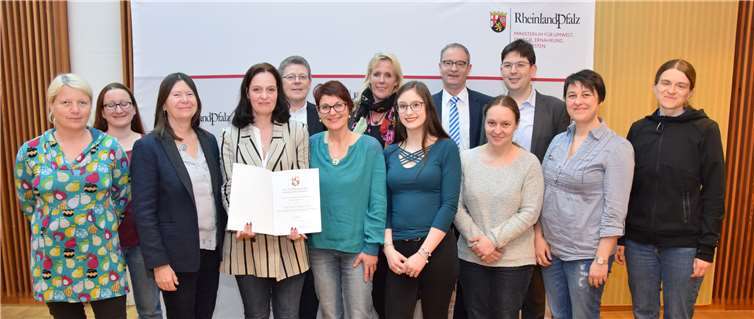 Glücklich über die Würdigung ihrer Arbeit (4. v.l. Nicole Merzbach). -SOT-