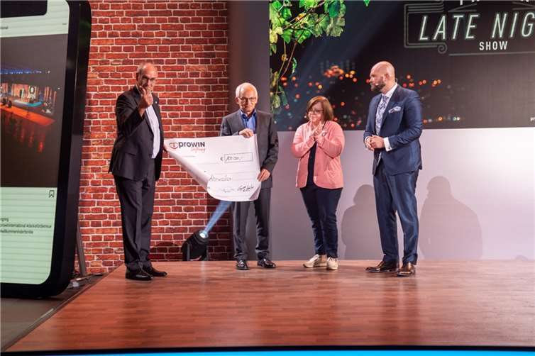 Glücklich über die große Spendensumme für die Flutopfer in der Verbandsgemeinde Adenau: Udo Seifen, Erster Beigeordneter der Verbandsgemeinde Adenau (2.v.li.) nimmt gemeinsam mit Fachbereichsleiter Bernhard Jüngling (li.) den Spendenscheck von Michael Winter, einer der Geschäftsführer der proWIN-Winter GmbH und Heike Schumacher, Hoteldirektorin des Dorint am Nürburgring, entgegen.Foto: Julian Schneider